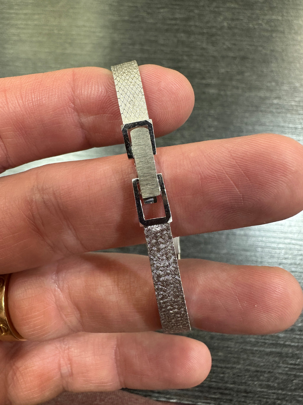 buckle_opened